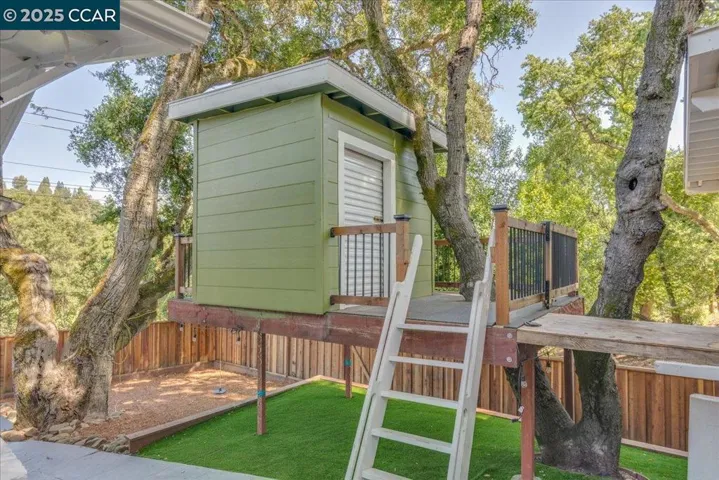 10 El Toyonal, Orinda, California 94563