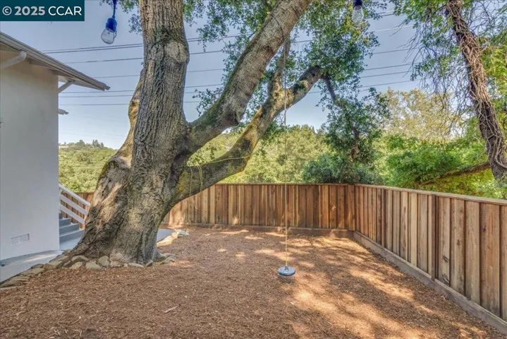 10 El Toyonal, Orinda, California 94563