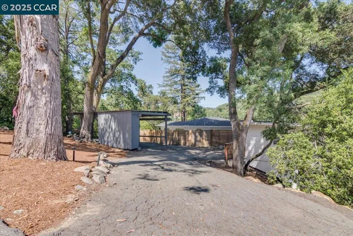 10 El Toyonal, Orinda, California 94563