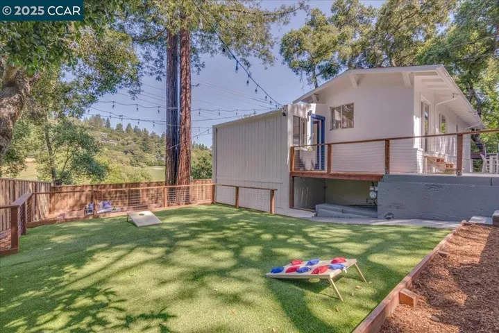 10 El Toyonal, Orinda, California 94563