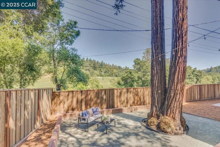 10 El Toyonal, Orinda, California 94563