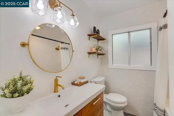 10 El Toyonal, Orinda, California 94563