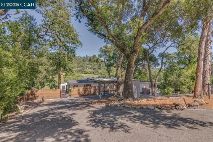 10 El Toyonal, Orinda, California 94563
