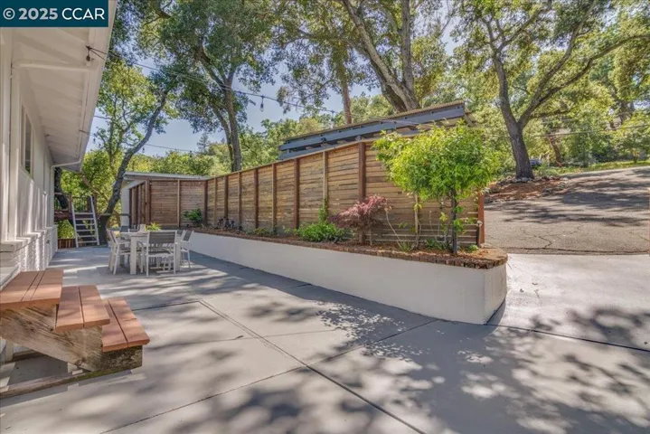 10 El Toyonal, Orinda, California 94563