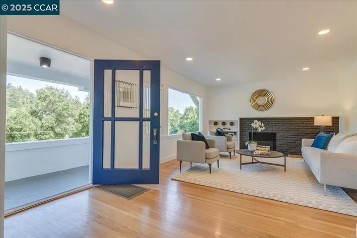 10 El Toyonal, Orinda, California 94563