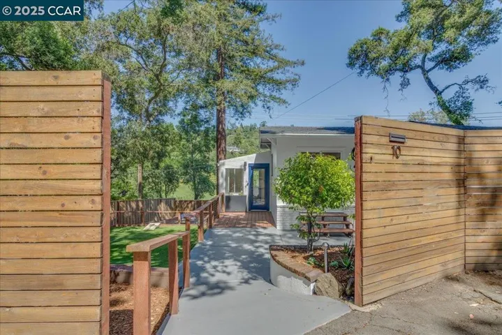10 El Toyonal, Orinda, California 94563