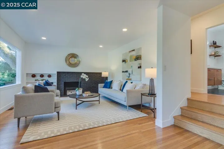 10 El Toyonal, Orinda, California 94563