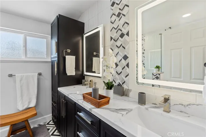 Second Upstairs Suite Bathroom