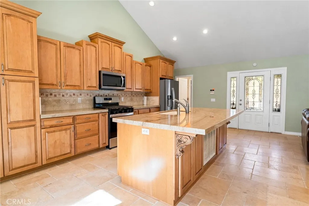301 S Shakespeare Lane, Big Bear City, California 92314 home-pic-4