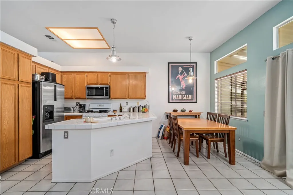 2553 Gemstone Avenue, Palmdale, California 93551 home-pic-9