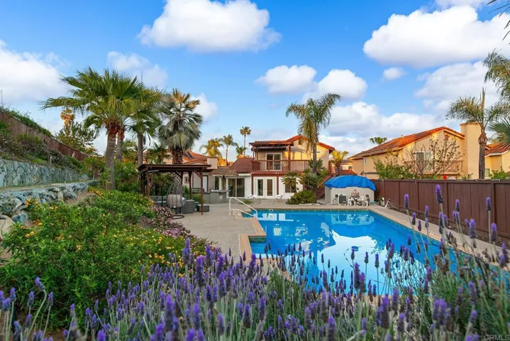 11922 Via Hacienda, El Cajon, California 92019