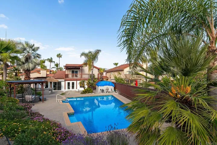 11922 Via Hacienda, El Cajon, California 92019