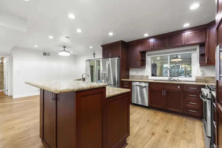 11922 Via Hacienda, El Cajon, California 92019