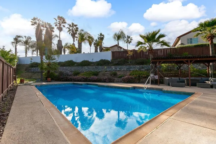 11922 Via Hacienda, El Cajon, California 92019