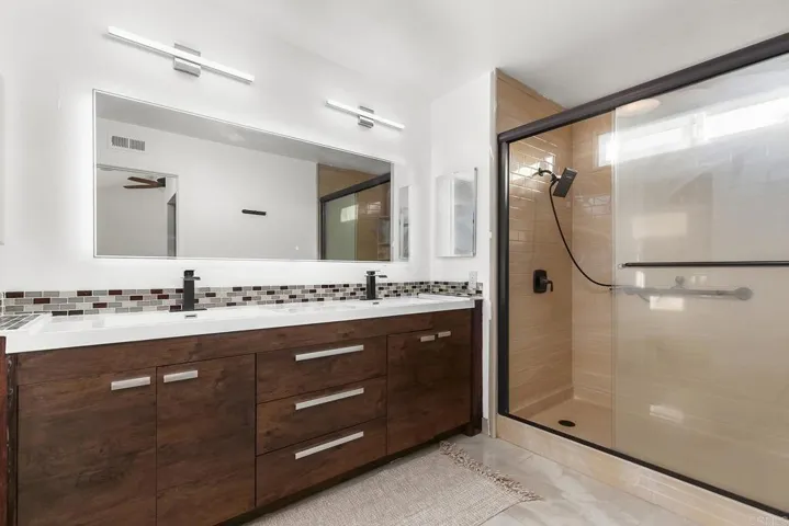 11922 Via Hacienda, El Cajon, California 92019