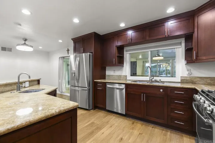 11922 Via Hacienda, El Cajon, California 92019