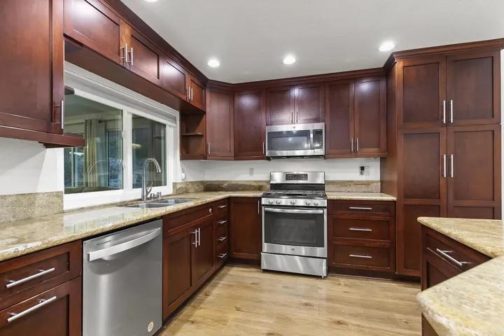 11922 Via Hacienda, El Cajon, California 92019