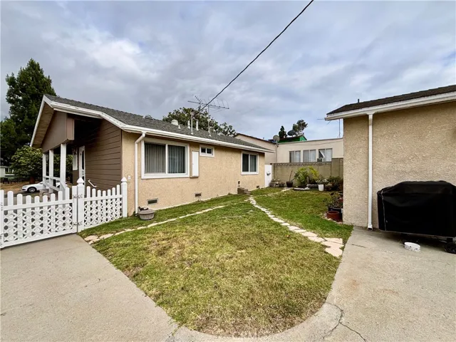 Looking toward the Yard for front house