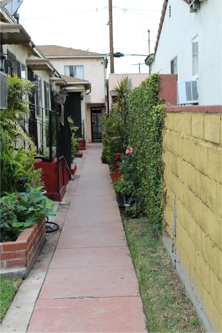 531 S Hillview Avenue, Los Angeles, California 90022 home-pic-1