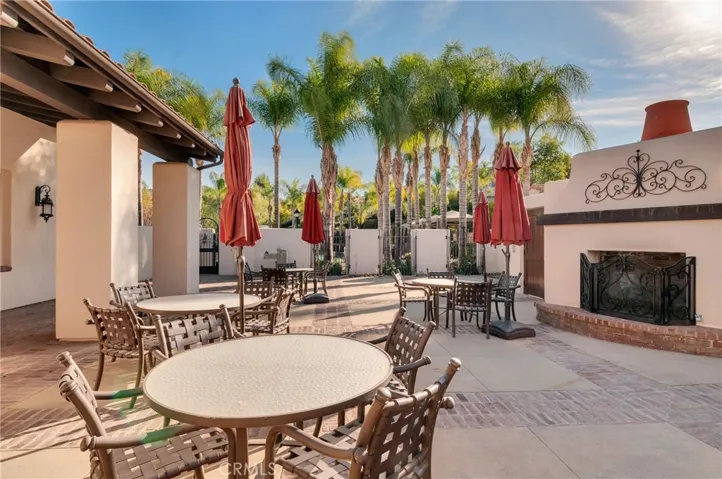Clubhouse - Outdoor Dining Space