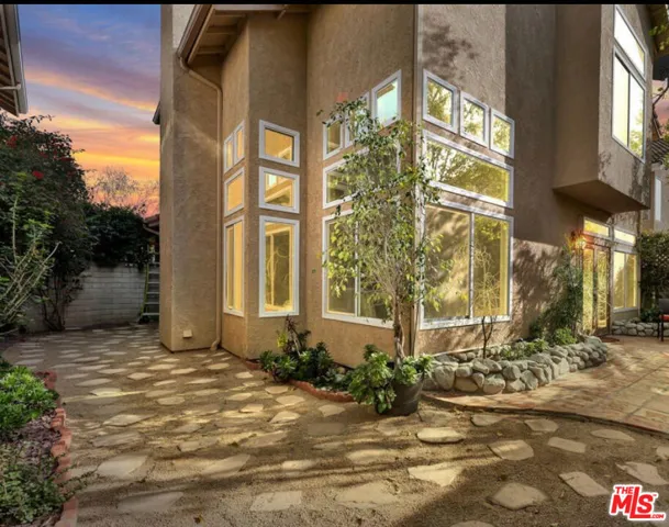 247 Saint Croix Court, Oak Park, California 91377