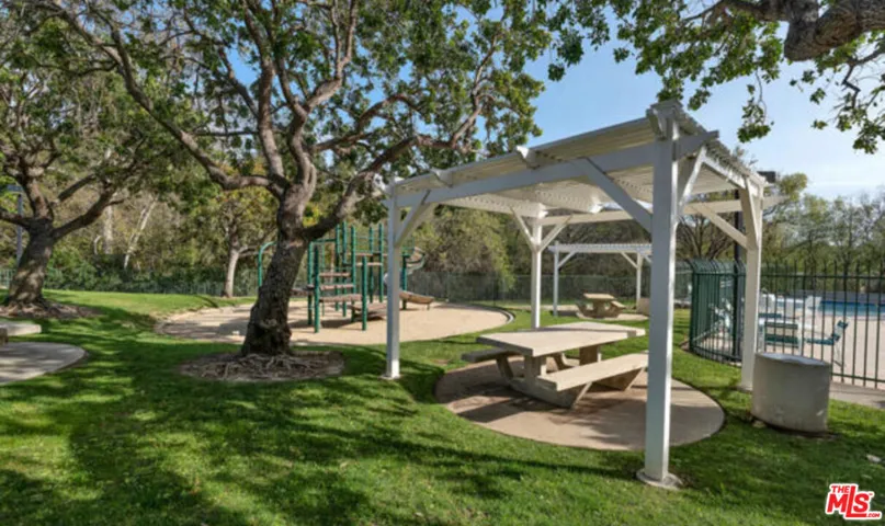 247 Saint Croix Court, Oak Park, California 91377