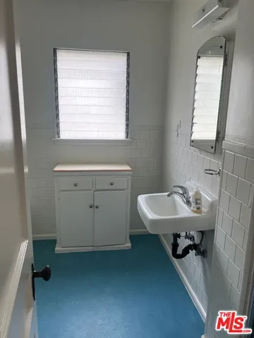 Second floor bathroom 4018 Los