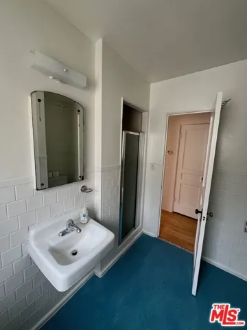Main bathroom 4018 Los Feliz B