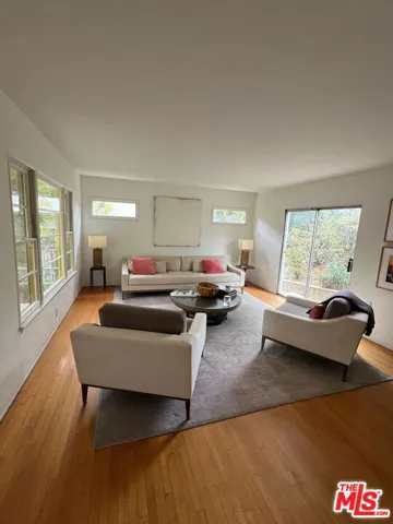 4022 Los Feliz Living room