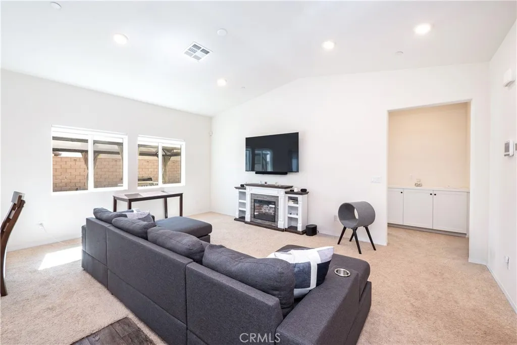 15667 San Diego Ln, Victorville, California 92394 home-pic-9