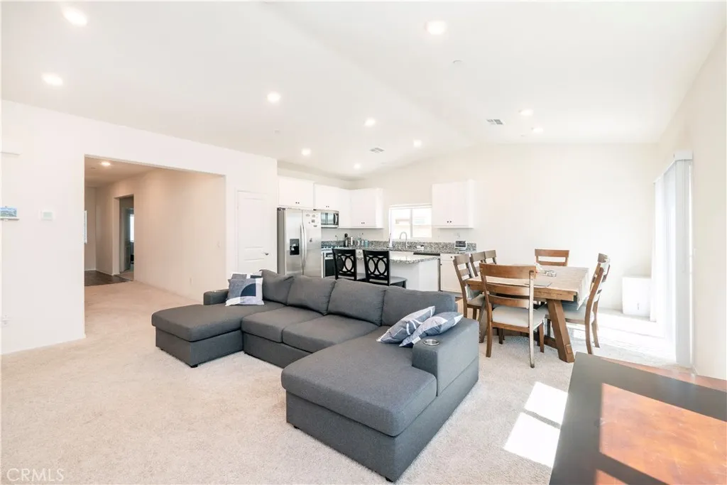 15667 San Diego Ln, Victorville, California 92394 home-pic-11