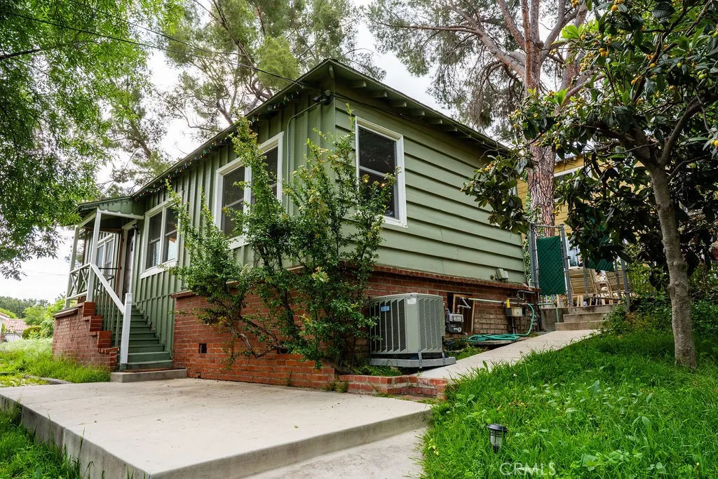 22460 Venido Road, Woodland Hills, California 91364 home-pic-1