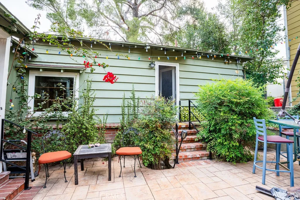 22460 Venido Road, Woodland Hills, California 91364 home-pic-15