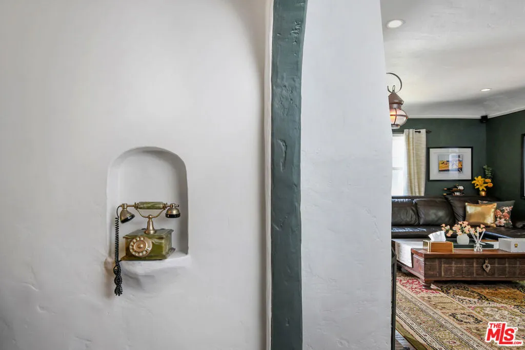 10344 Woodbridge Street, Toluca Lake, California 91602 home-pic-33