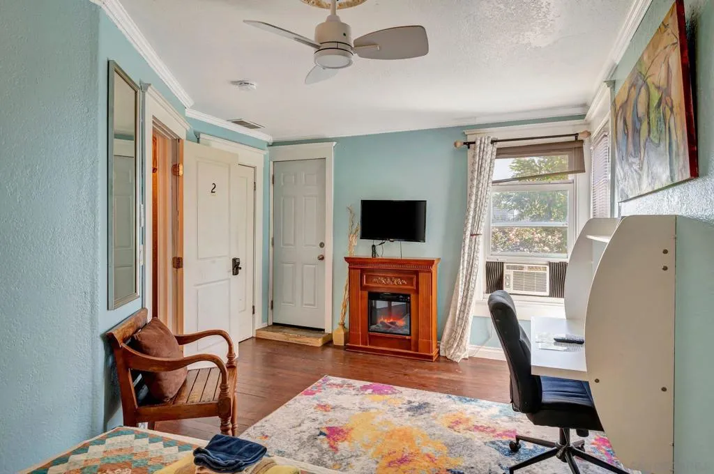 2068 Front St, San Diego, California 92101 home-pic-21