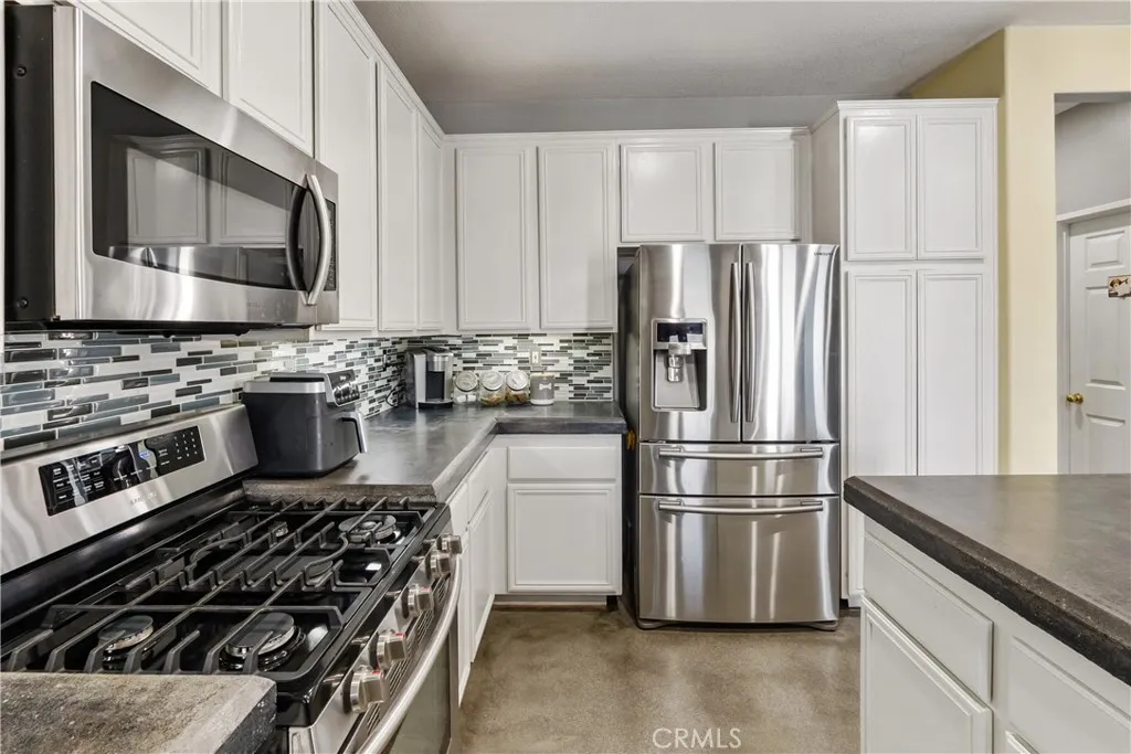 7311 Pinewood Court, Eastvale, California 92880 home-pic-13