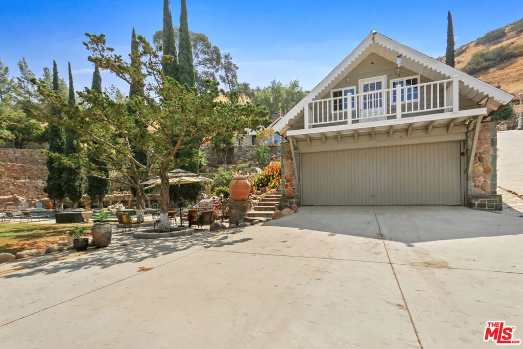 9560 Sunland Boulevard, Sunland, California 91040 home-pic-12