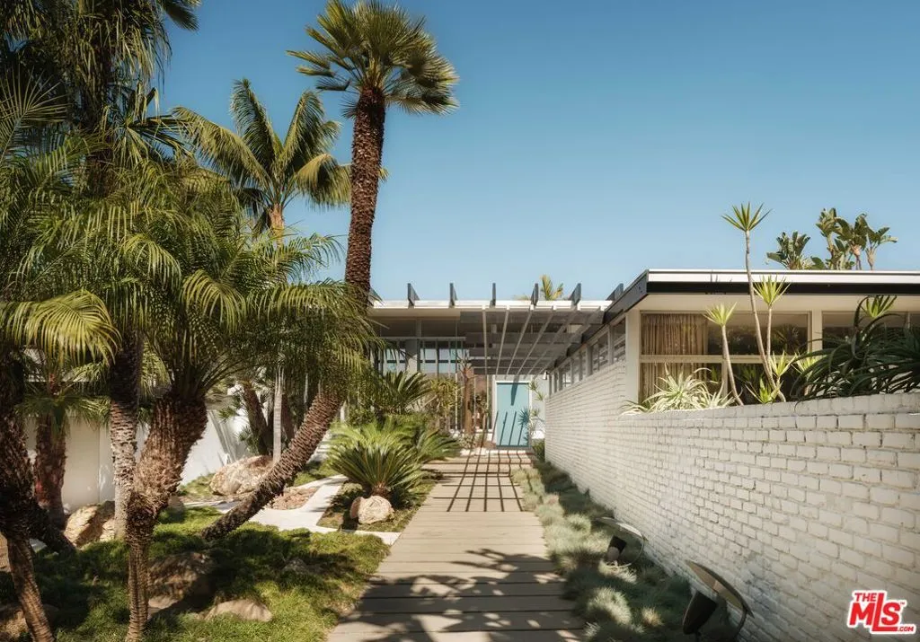 1911 La Mesa Drive, Santa Monica, California 90402, 5 Bedrooms Bedrooms, ,6 BathroomsBathrooms,Residential,For Sale,La Mesa,25515755