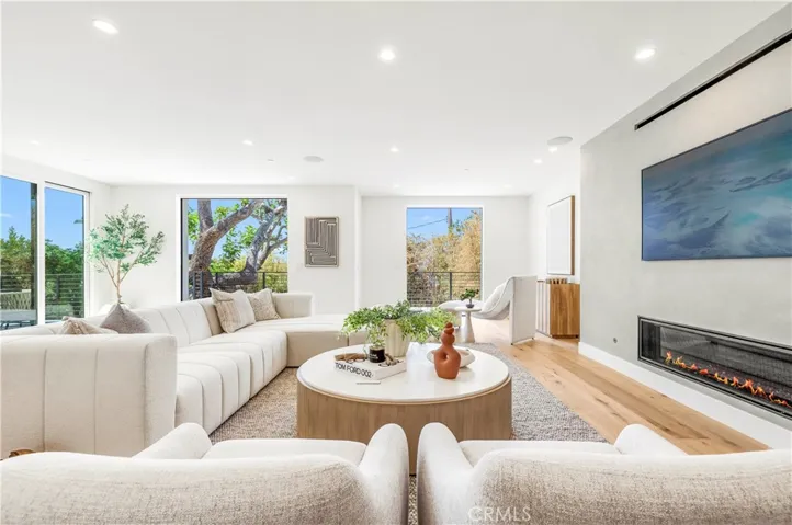 LIVING ROOM WITH FIREPLACE AND SAMSUNG "FRAME" TV