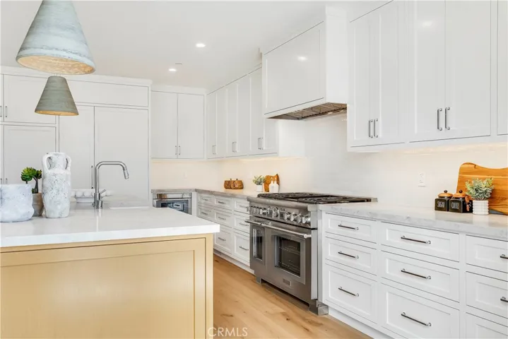 KITCHEN WITH 48" THERMADOR "PRO GRAND" 6-BURNER RANGE, 48" BUILT IN FRIG AND HIGH END APPLIANCES AND DETAILS THROUGHOUT. ALL CUSTOM CABINETRY.