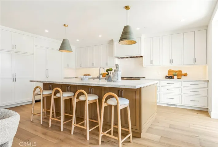 ENTERTAIN IN CASUALLY ELEGANT STYLE