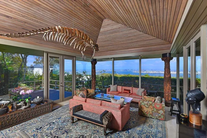 LIVING/ENTERTAINING AREA