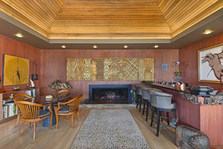 LIIVING/ENTERTAINING AREA WITH WET BAR