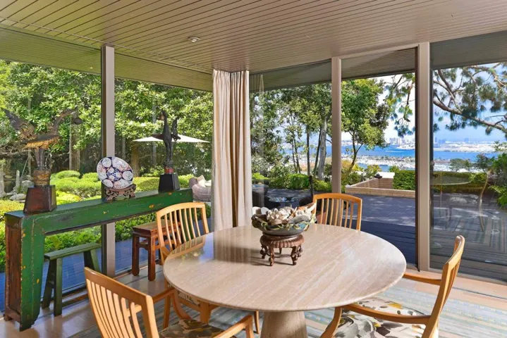 INFORMAL DINING AREA