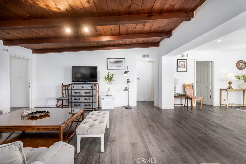 14027 Wyandotte Street, Van Nuys, California 91405 home-pic-5