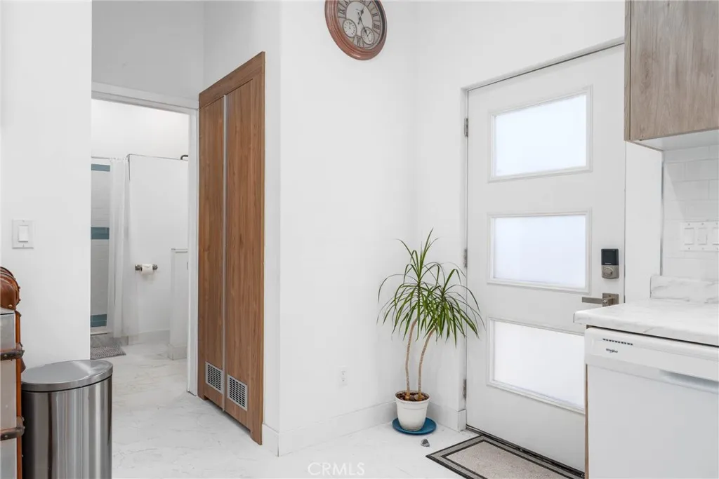 14027 Wyandotte Street, Van Nuys, California 91405 home-pic-35