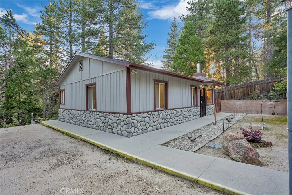 32159 Cove Circle, Running Springs, California 92382 home-pic-15