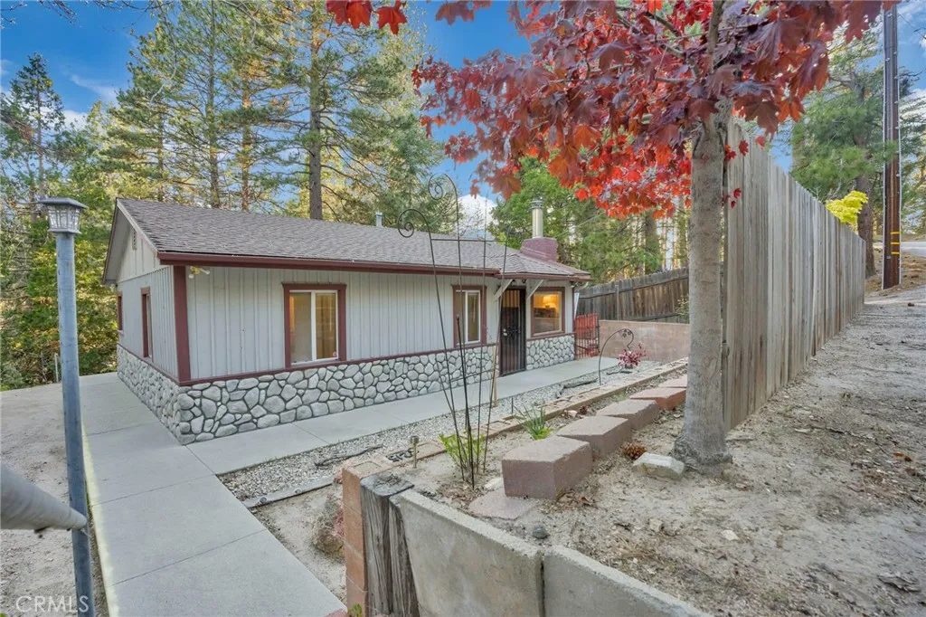 32159 Cove Circle, Running Springs, California 92382 home-pic-1