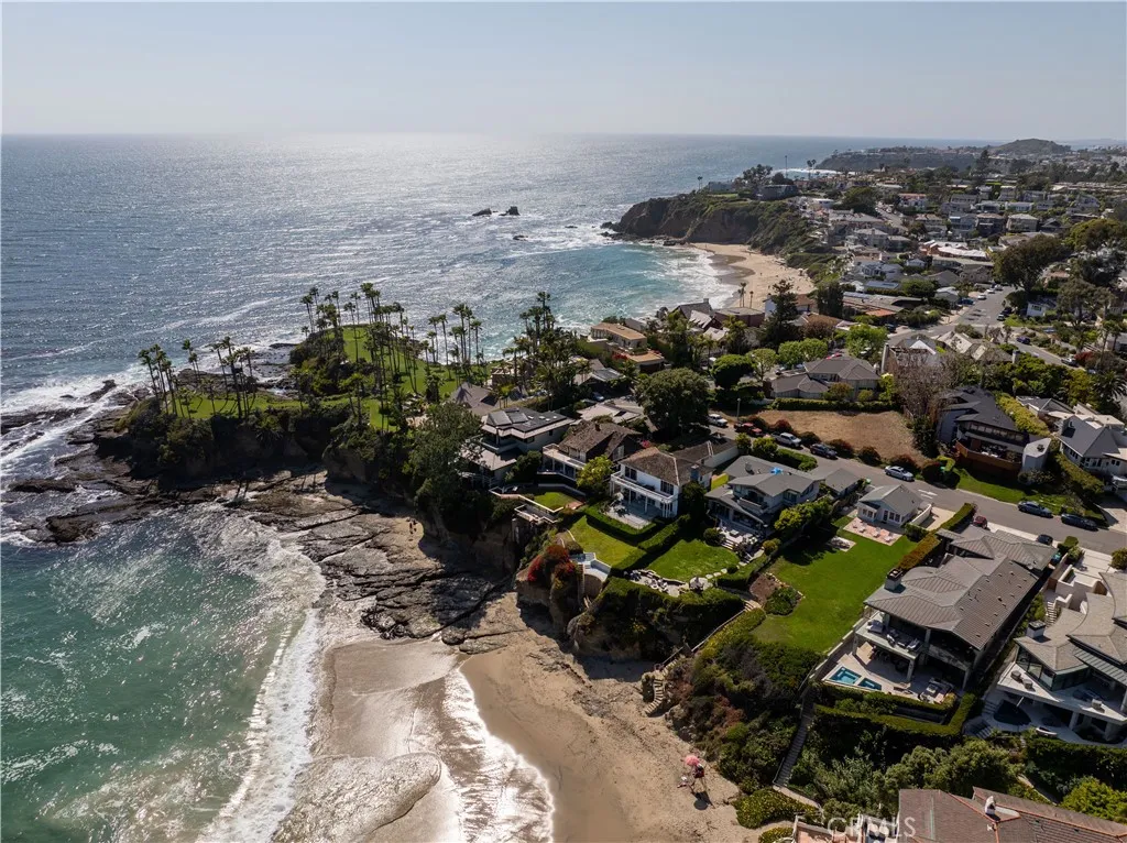 1041 Marine Drive, Laguna Beach, California 92651 home-pic-15
