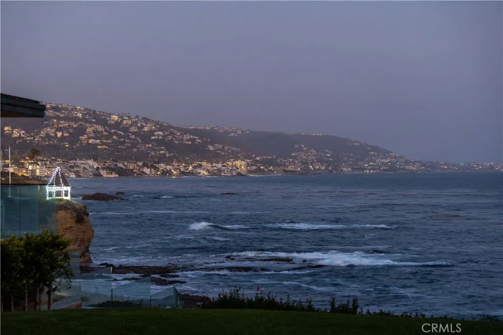 1041 Marine Drive, Laguna Beach, California 92651 home-pic-23